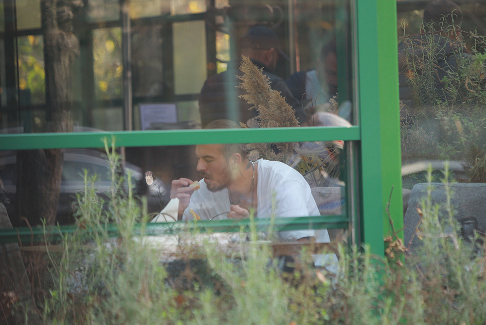 După ce a alimentat, Denis Alibec a luat și prânzul, tot în benzinărie (SURSA FOTO: CANCAN.RO)
