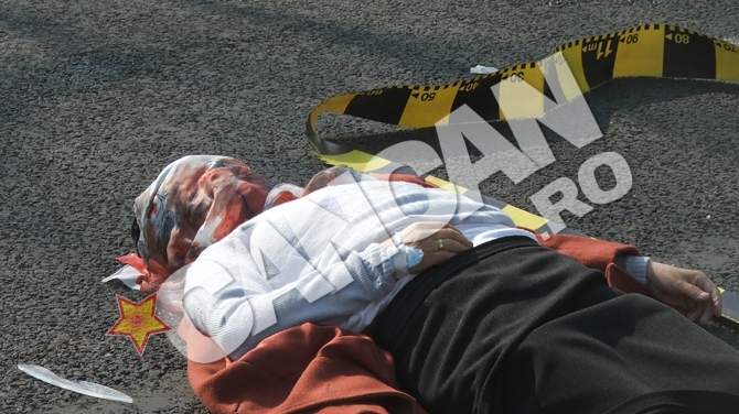 Atentie, imagini socante! O femeie din Galati, spulberata pe trecerea de pietoni! Cadavrul a fost aruncat la 15 metri distanta!