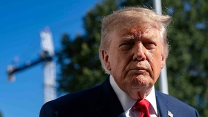 Donald Trump, gol și acoperit cu aur, într-o statuie expusă în Parlamentul European. Ce simbolizează „Ciuma portocalie”