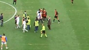 VIDEO Un suporter in carje a calmat spiritele incinse de pe terenul de fotbal!
