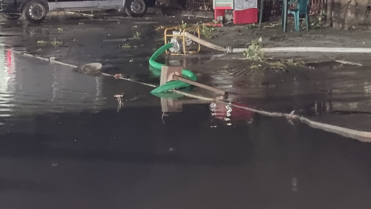 Noapte albă în Dâmbovița. Furtuna a făcut ravagii. Mașini blocate în apă, copaci și stâlpi puși la pământ, inundații în goapodării