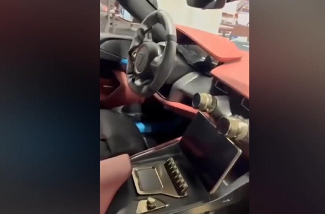 „Cobra” și-a luat viteză! Andrew Tate a pus mâna pe cea mai rapidă mașină electrică din lume: e fabricată în Croația și prinde 412 km/h VIDEO