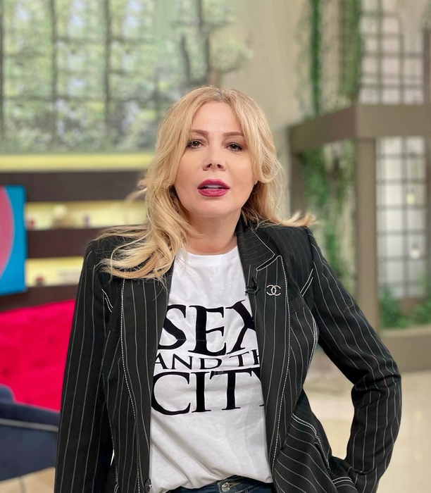 Cum a reușit Dana Săvuică să se mențină în showbiz