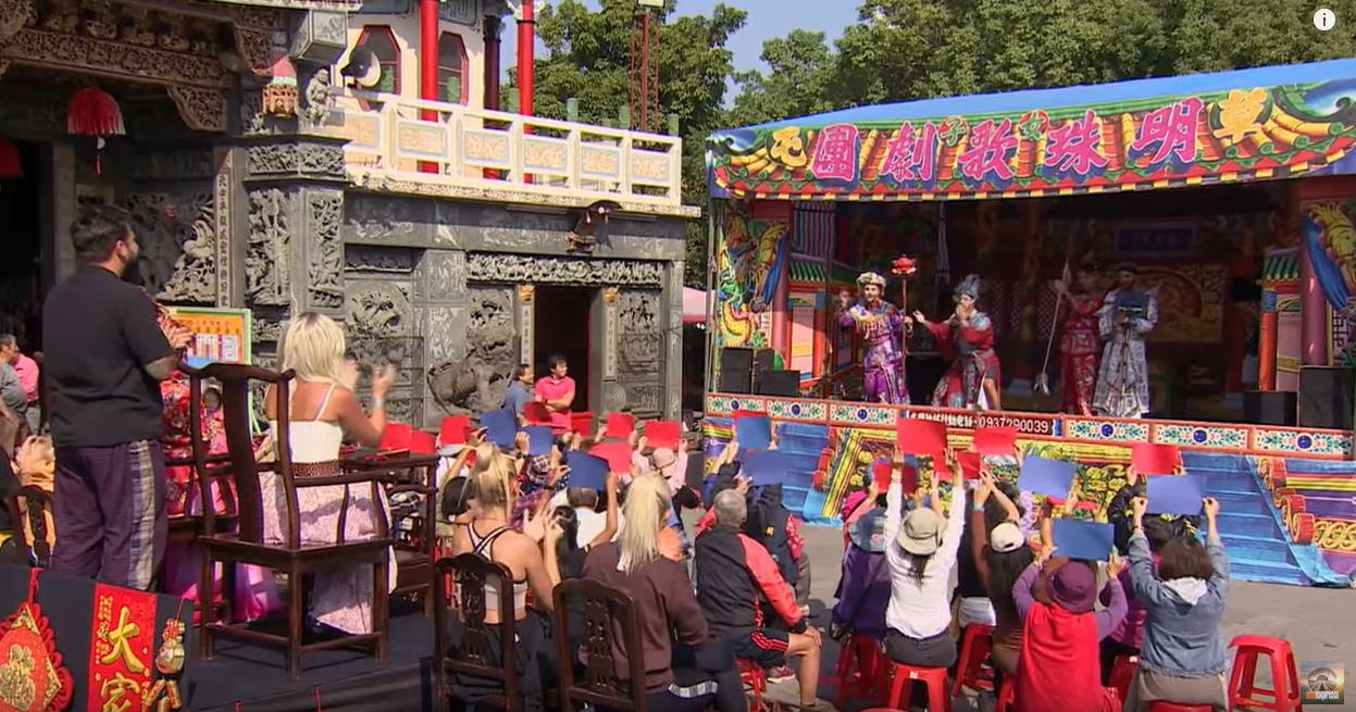 Scene incredibile difuzate de Antena 1, de la Asia Express! Alex Abagiu l-a sărutat pe Radu Vlăduţ. Gina Pistol, reacţie surprinzătoare