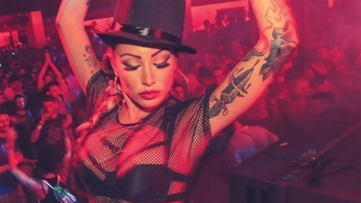 Ce salariu primește o femeie din România care lucrează ca animatoare în Ibiza. Are cazarea asigurată și primește 3 mese/zi