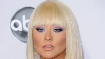 A ajuns peste măsură de grasă! Christina Aguilera s-a făcut rotundă şi are un fund imens! Rar ai mai văzut-o aşa!