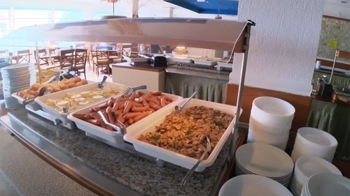 Ce a primit să mănânce un cuplu de turiști români, la un all-inclusive din Mamaia, pentru 795 lei/zi