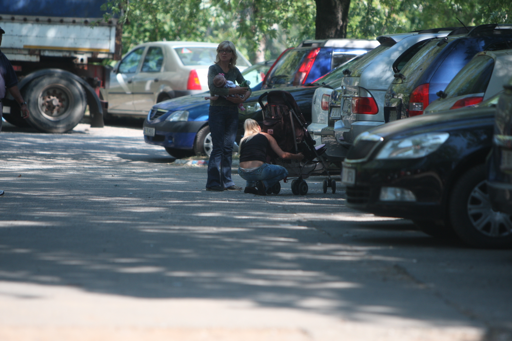 Andreea Antonescu a fost atât de concentrată la căruciorul fetiţei încât a ignorat complet că pantalonii i-au lăsat la vedere posteriorul