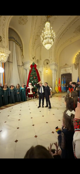 Party de Crăciun la Palatul Cotroceni: Nicușor Dan și Mirabela Grădinaru au primit colindători și cadouri, iar președintele s-a pozat imediat cu ele
