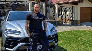 Ce a apărut în fața casei în care Alex Bodi va face arest la domiciliu. S-au impus condiții speciale pentru milionarul din Mediaș