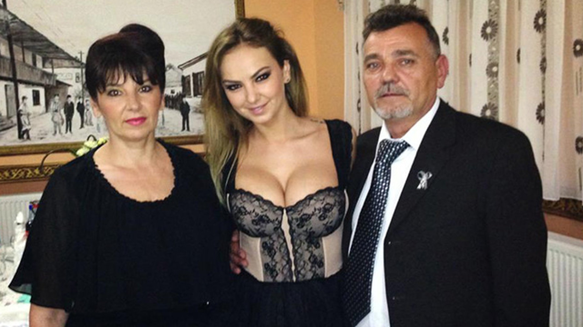 Petrecere in familie! Parintii Roxanei Ionescu au botezat un copilas! Oare regreta ca "Mama Natura" nu le-a daruit un nepotel?