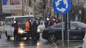 Interzis în sensul giratoriu! Șofer amendat cu peste 3.000 de lei și permis suspendat