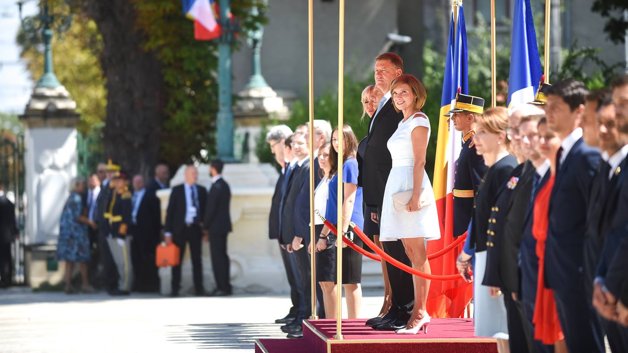 Nu o recunoști! Cum arăta Carmen Iohannis în tinereţe! În copilărie, Prima Doamnă a luat lecții de balet și de pian