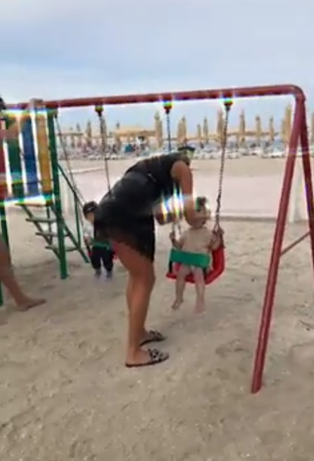Bianca Drăgușanu a atras toate privirile în Mamaia! Cum a fost surprinsă pe plajă cu Sofia: “Ce curajoasă e doamna”
