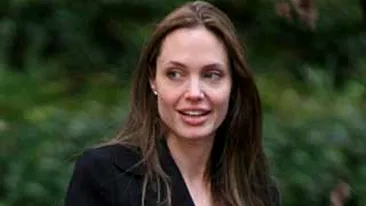 Angelina Jolie isi vopseste parul de la 4 ani!