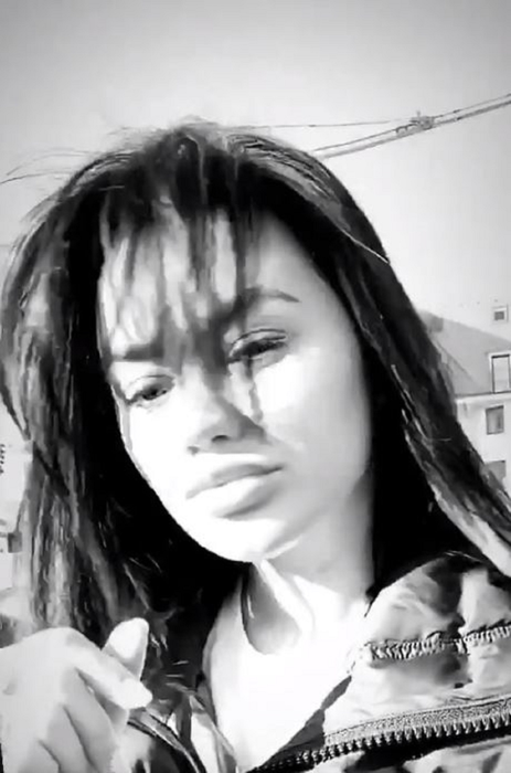 Carmen de la Sălciua s-a tuns și și-a făcut breton lung! Cât de bine seamănă artista acum cu Oana Zăvoranu