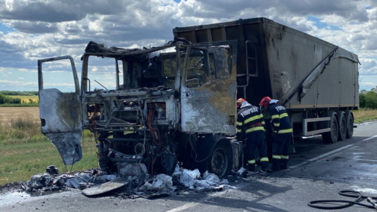 Cum a reușit să se salveze șoferul camionului care s-a făcut scrum pe un drum din Brăila. Bărbatul are 49 de ani