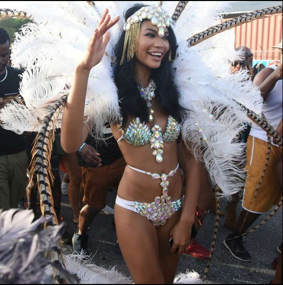 Au făcut-o lată! După ce supermodelul CHANEL IMAN, iubita pilotului LEWIS HAMILTON, a apărut goală într-un film, acum cei doi au dansat pe străzi aproape complet dezbrăcaţi!