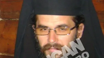 Calugarul care s-a harjonit cu un barbat a cedat nervos in fata superiorilor. Staretul jucaus a izbucnit in plans!