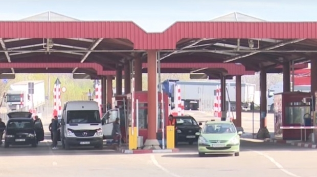 Au oprit-o la vamă, dar nicio clipă nu s-au gândit ce ascundea în portbagaj! Politistii au rămas fără cuvinte cand au văzut ce transporta