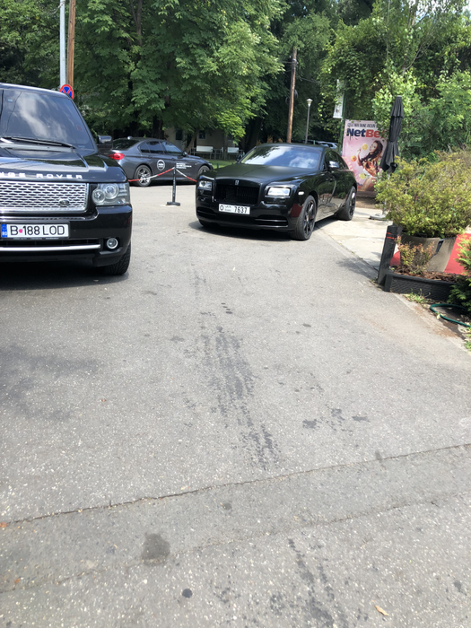 Cosmin Olăroiu a coborât la costum din Rolls și a dat bacșiș 50 €!
