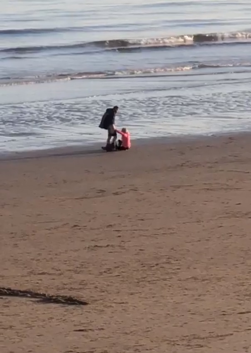 Scene halucinante chiar de Anul Nou! Au făcut amor sălbatic în fața trecătorilor. FOTO