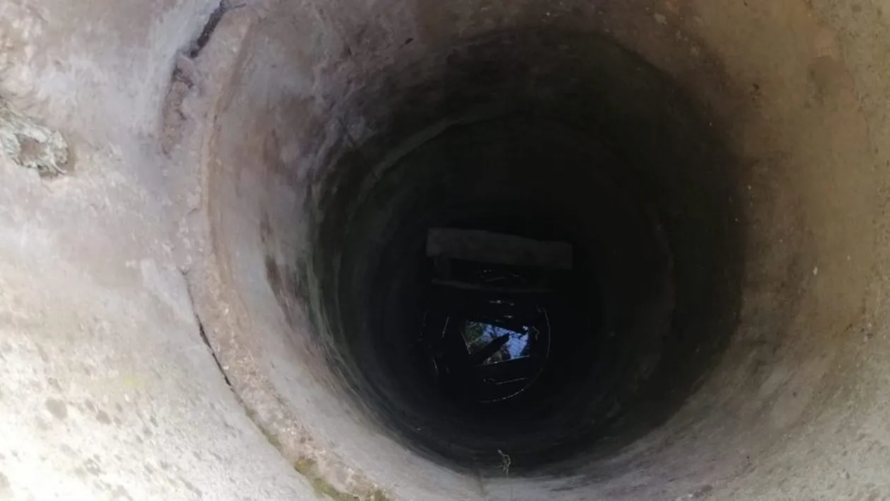 Un bătrân din Teleorman a căzut într-o fântână adâncă de 15 metri. Vecinii i-au sărit în ajutor și... | VIDEO