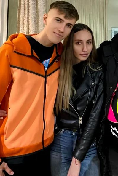 Ce bombă-sexy e sora lui Tavi Popescu! „Bunăciunea” nu ratează niciun meci al FCSB-ului | GALERIE FOTO