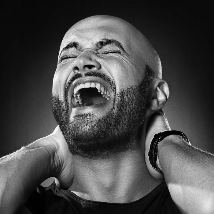 Cum s-a pozat Mihai Bendeac în cabina de la teatru. Fotografia a stârnit un val de controverse: ”Trăistariu, tu ești?”