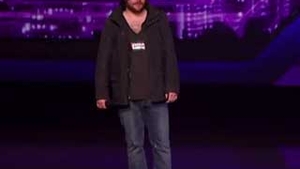 VIDEO Vagabond sau urmatorul star? Uite cum i-a dat gata un barbat cu parul nespalat si haine saracacioase pe membrii juriului X-Factor din America!