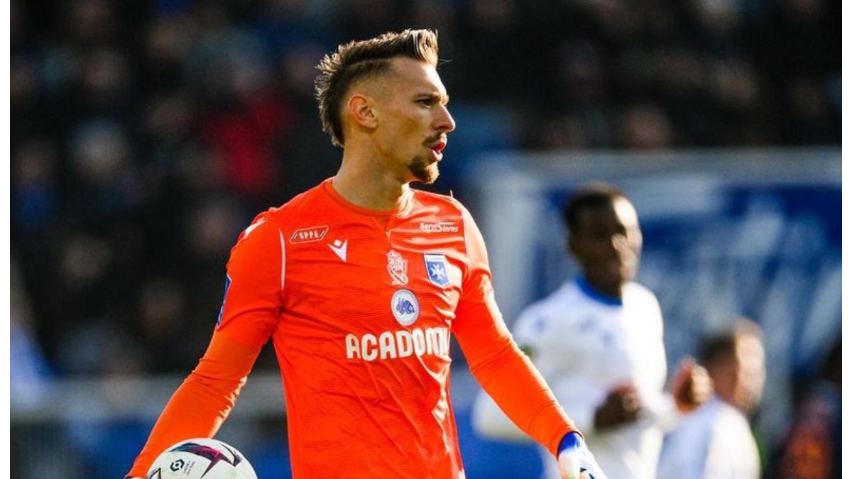 Fotbalist român, părăsit de iubita lui superbă! Pur și simplu a șters orice urmă a relației