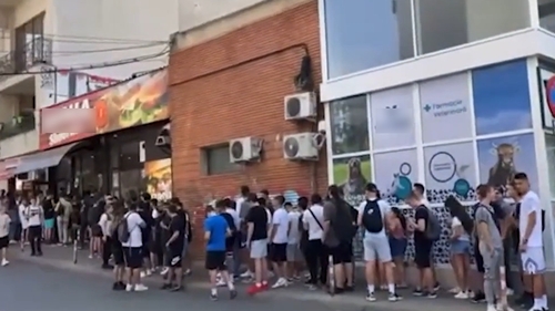 Imaginile zilei | Zeci de români s-au așezat la coadă, la o shaormerie din Iași. Motivul te va uimi