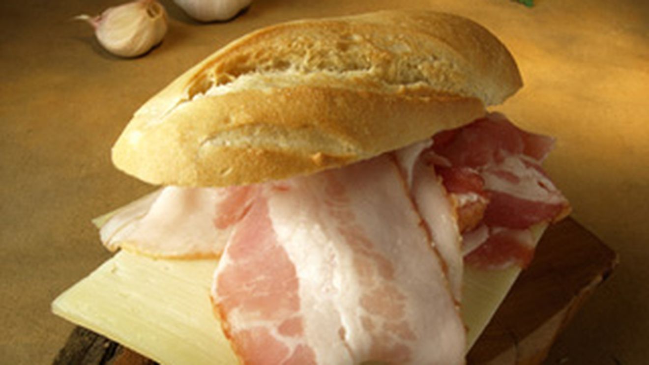 Un sandwich cu bacon pe zi creste cu 50% riscul aparitiei bolilor cardiace