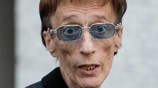 A iesit din coma, desi medicii nu ii mai dadeau sanse sa supravietuiasca! Robin Gibb de la Bee Gees vorbeste dupa zile intregi in care a fost inconstient!