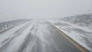 Prima ninsoare în România! Şoferii sunt avertizaţi să evite zona dacă nu au maşina echipată de iarnă