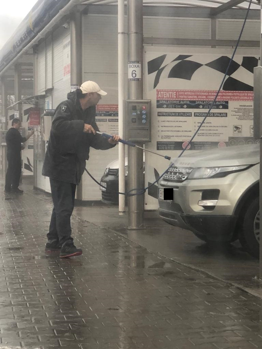 Dan Negru își spală mașina singur
