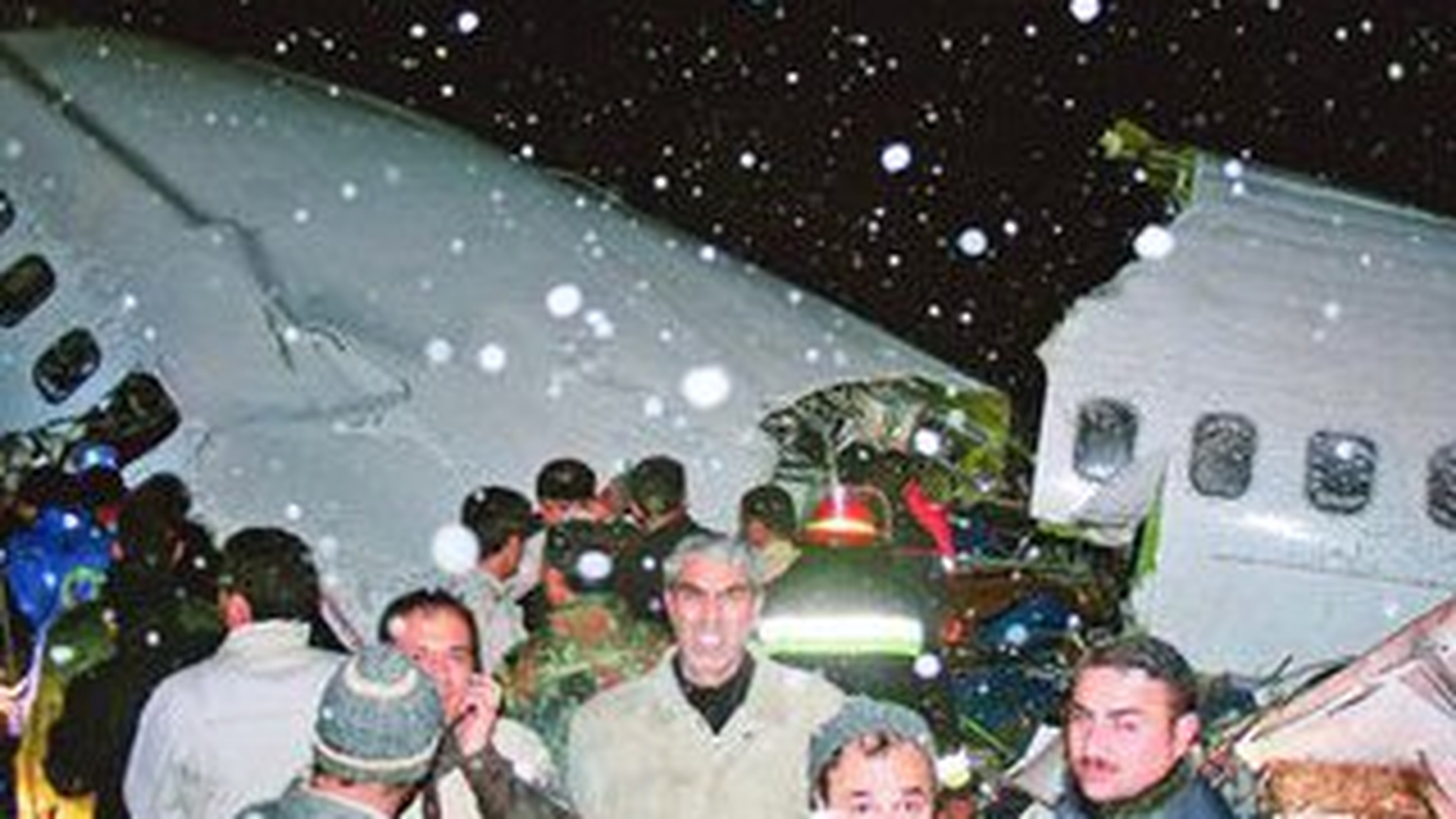 Au murit dupa ce avionul s-a rupt in doua