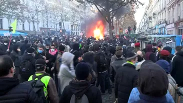 Proteste de amploare, sâmbătă, la Paris împotriva brutalității poliției. Oamenii au incendiat mașini. VIDEO