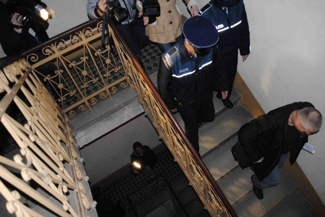 Supărat că a fost amendat și că i s-a reținut certificatul de înmatriculare, un interlop a amenințat grav un polițist. Inculpatul a ajuns, ulterior, în fața magistraților