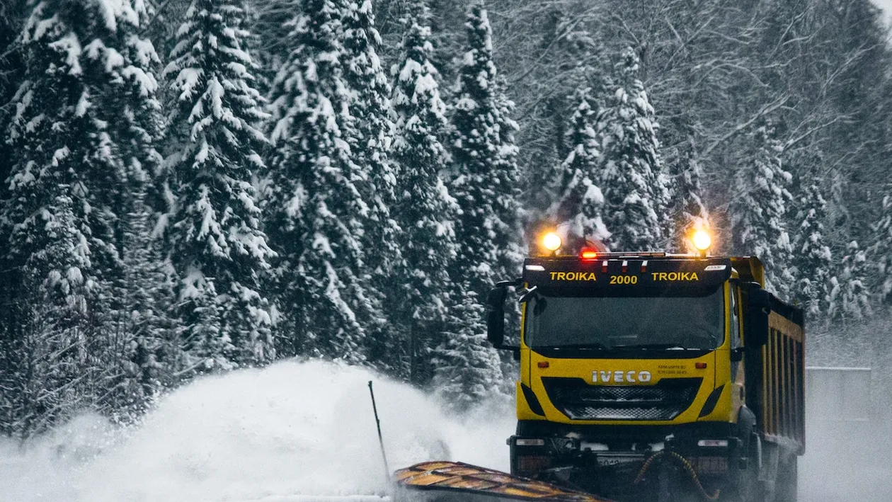 Pericol pe șosele! Șoferul unui utilaj de deszăpezire a fost la un pas să spulbere un polițist și martorii unui accident, în Vaslui