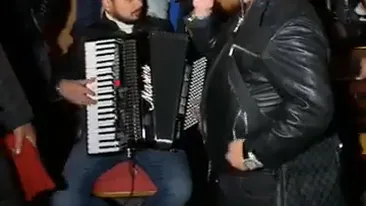 La asta, cu siguranță, nu te așteptai! Adrian Minune și Marcel Pavel, duet în curtea casei