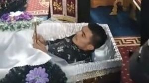 Caz șocant! Un preot a băgat doi tineri într-un sicriu şi i-a pus să jure că nu au întreţinut relaţii sexuale