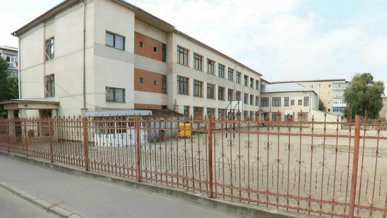 O școală din Vaslui trece în scenariul roșu și alte 13 școli suspendă scenariile verde și galben