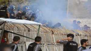 VIDEO - IMAGINI CARE POT AFECTA EMOTIONAL! In timpul unui meci, unui suporter macedonean i-a explodat o grenada in mana!