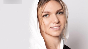 Simona Halep s-a pozat la piscină, la o zi după ce a revenit în țară! Cum arată în costum de baie