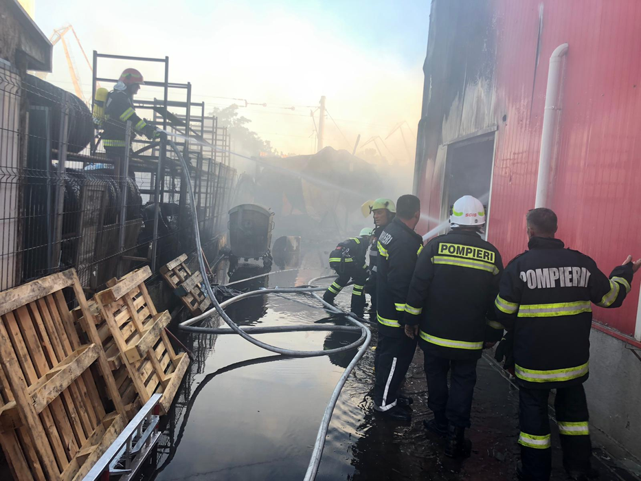 Incendiu devastator la un depozit de anvelope din Drobeta Turnu Severin! Avertismentul primit de locuitori prin sistemul Ro-Alert