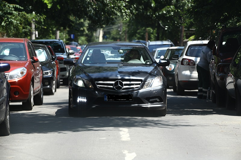 Cei patru au urcat în bolid și au plecat spre casă
