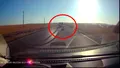 Imagini șocante pe un drum din România: Un copil cade din mașină