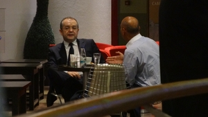 Emil Boc a dat bacsisul pe sub masa. Uite cum s-a relaxat fostul premier, la o cafea, inainte de reuniunea Consiliului PDL