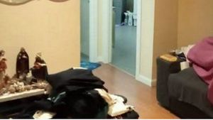 Detaliul incredibil pe care l-a observat un viitor chiriaș într-un anuț imobiliar. În fundal se observă o siluetă ciudată